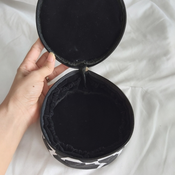 Travel jewellery case round with top handle - Picture 3 of 5